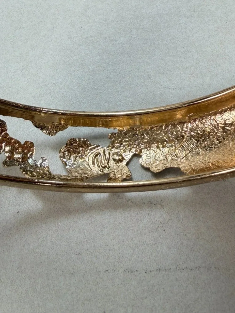 Jin Long Xing Green Enamel Openwork Floral Gold Tone Hinged Bangle Bracelet